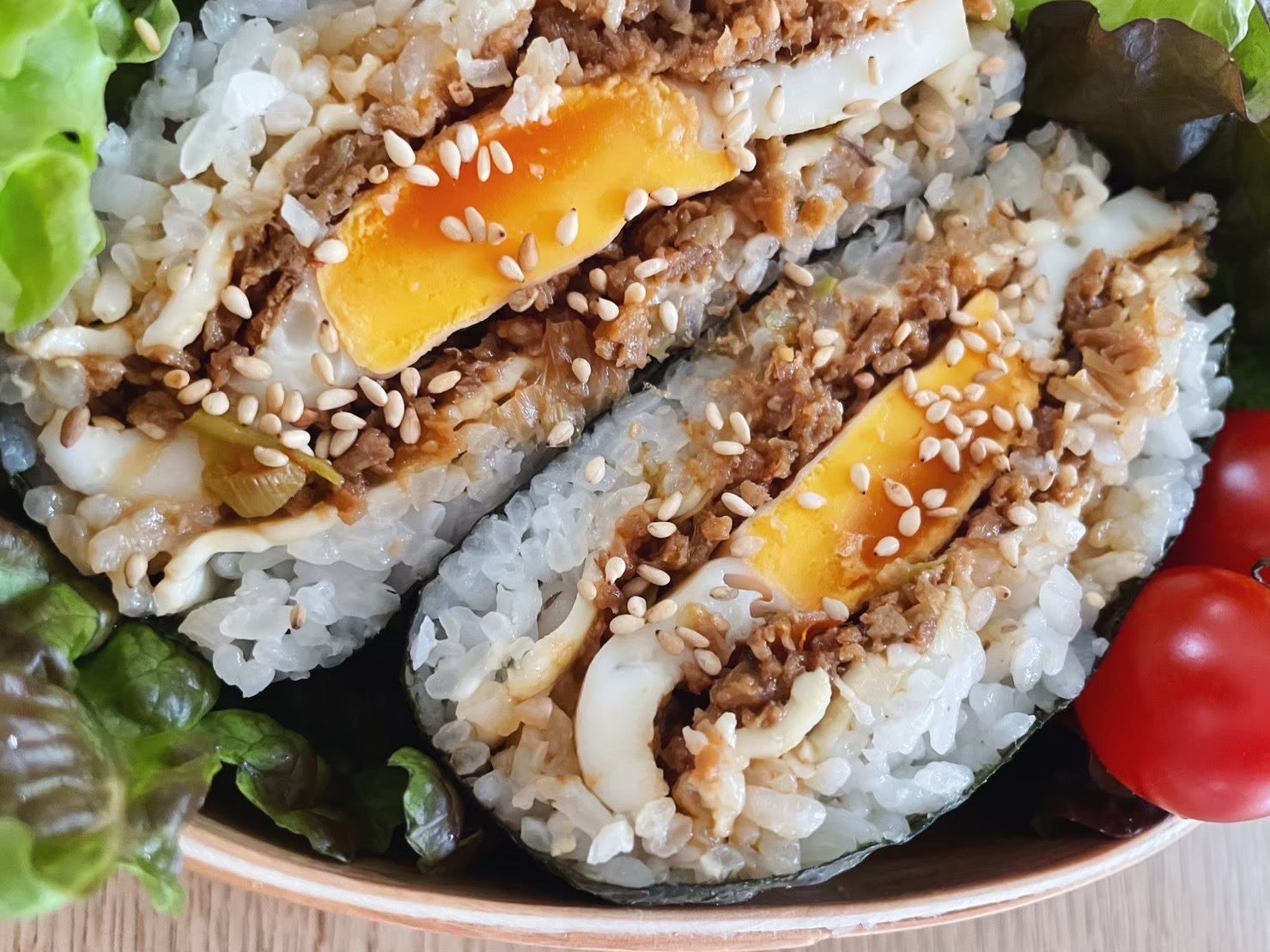 【お弁当に!大豆ミートレシピ】肉味噌たっぷり“おにぎらず“