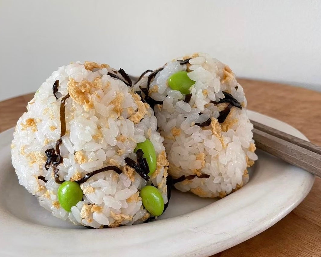 【高栄養!大豆フレークレシピ】枝豆と塩昆布のおにぎり